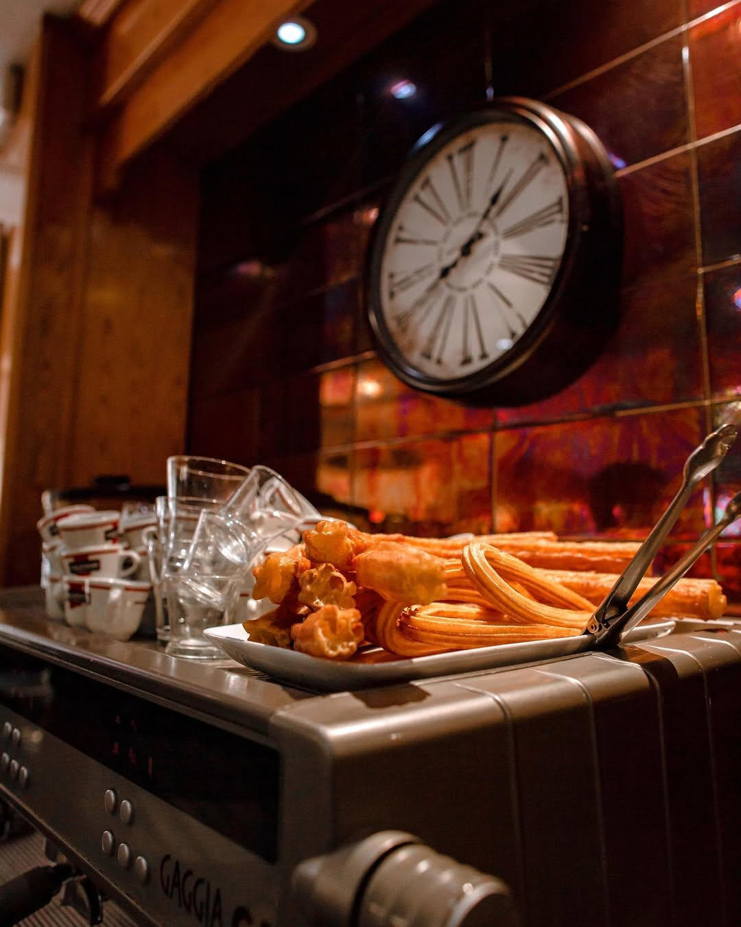 Churros recién hechos junto a la cafetera de Nadú