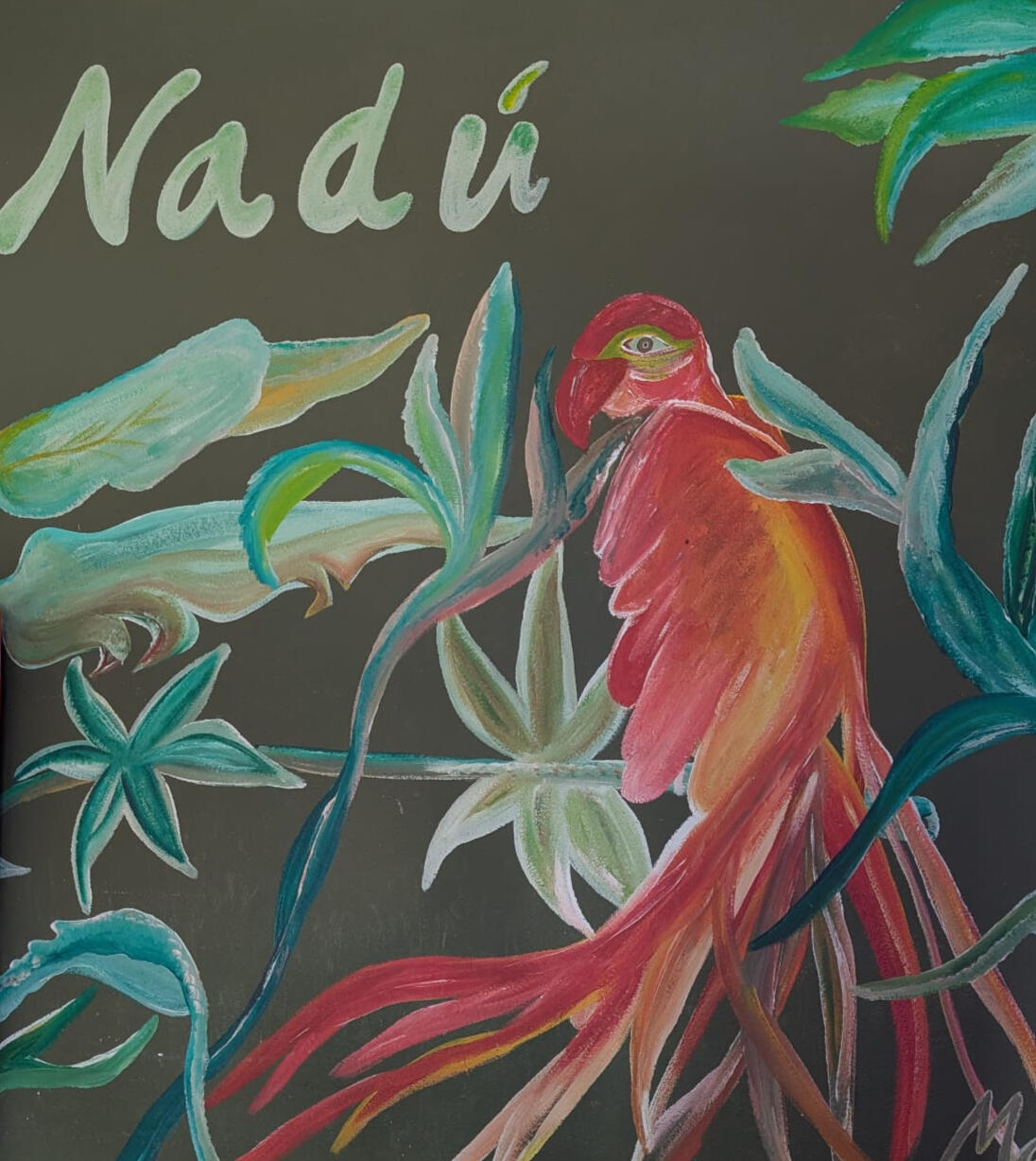 Mural pintado a mano de Nadú: un guacamayo entre vegetación tropical